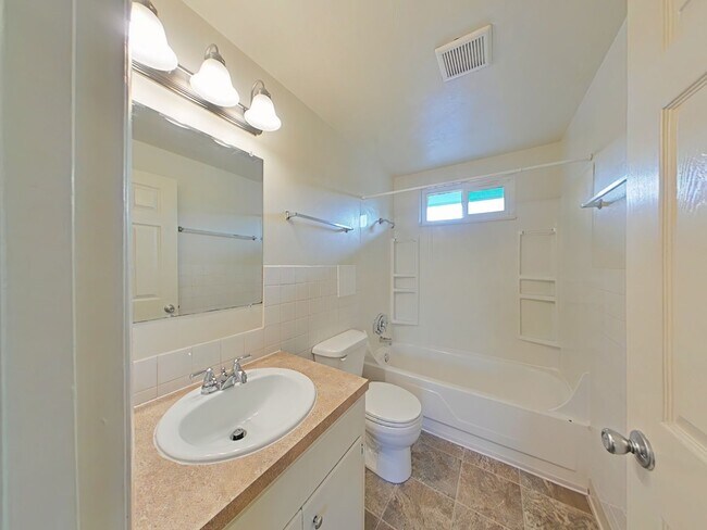 Building Photo - 2 Bedroom Apartment ~ Close to 9th Street