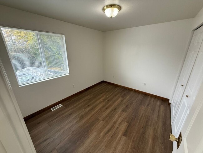 Building Photo - 1/2 Off 2nd Month's Rent