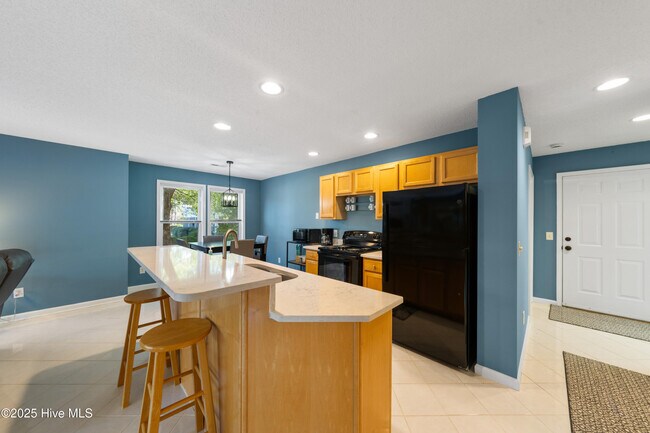 Building Photo - 3350 Club Villas Dr