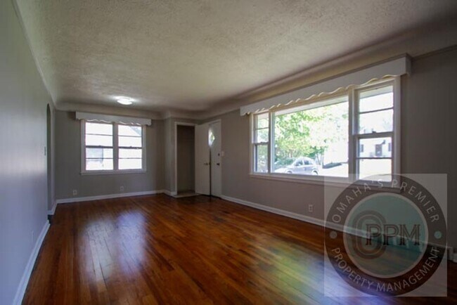 Building Photo - Discover this 3-bedroom, 1-bath home in Omaha, NE,