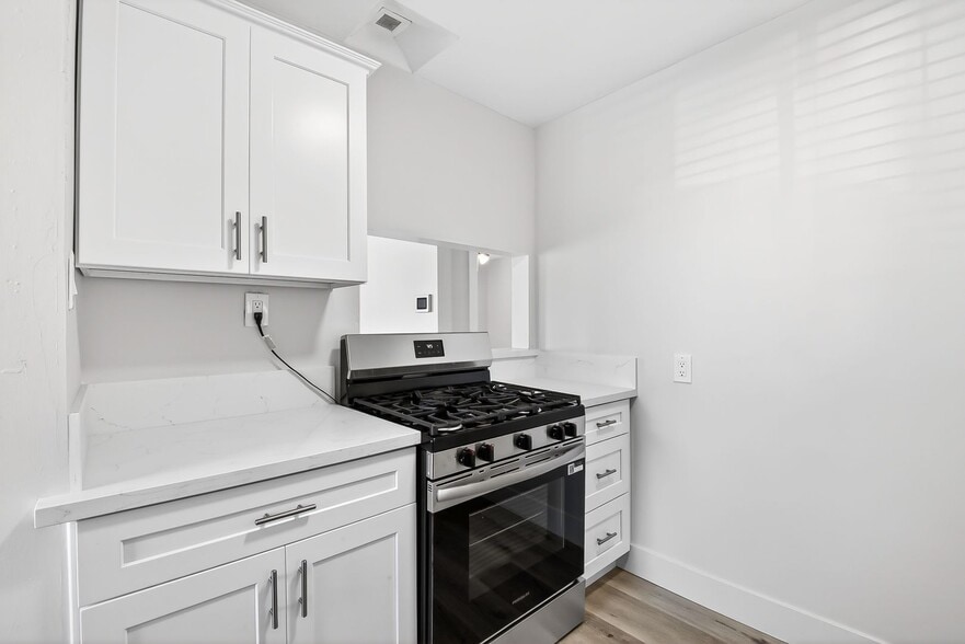 Building Photo - 409 S Harris Ave