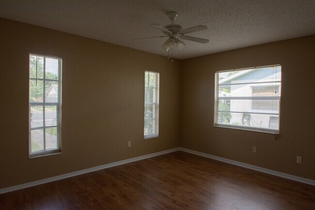 Building Photo - Just Listed 2/1 half duplex home!