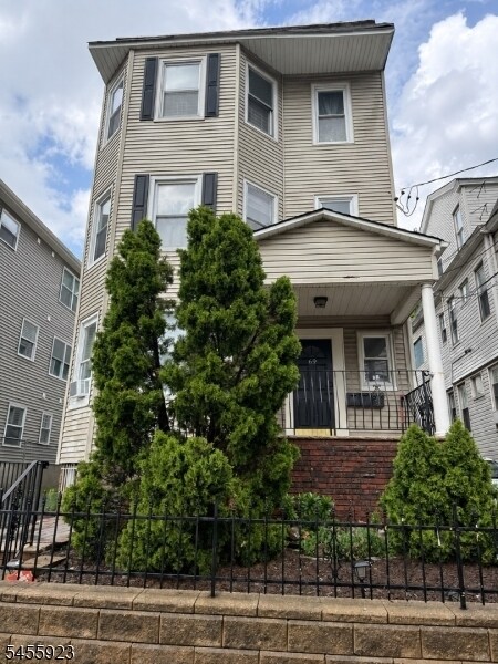 Building Photo - 69 Lindsley Ave