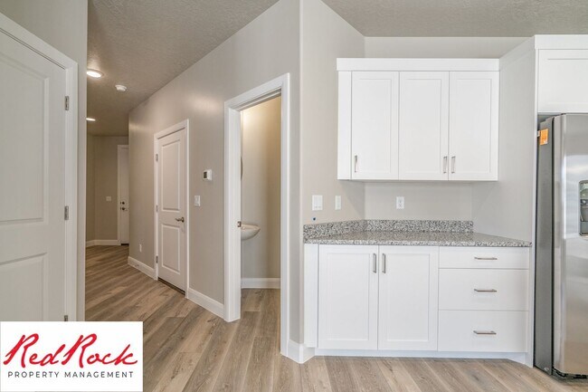 Building Photo - 4 Bedroom, 2.5 Bathroom Townhome in Hurric...
