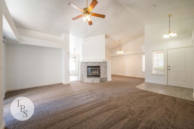 Building Photo - North Fresno Home in CUSD, 3BR/2BA, Beautiful Updates - Lots of Amenities!