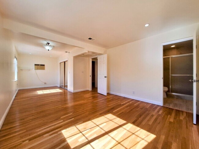 Building Photo - Beautifully Remodeled 3bd Single Story House With Bonus Room & Storage Space!