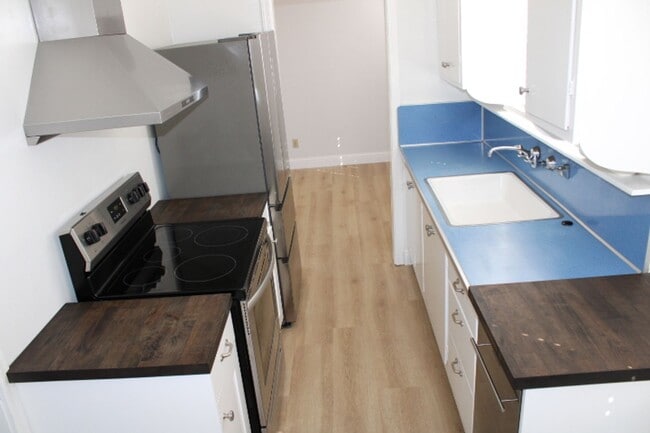Building Photo - 5910 Skyline Dr