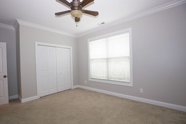 Building Photo - Woodlake Home