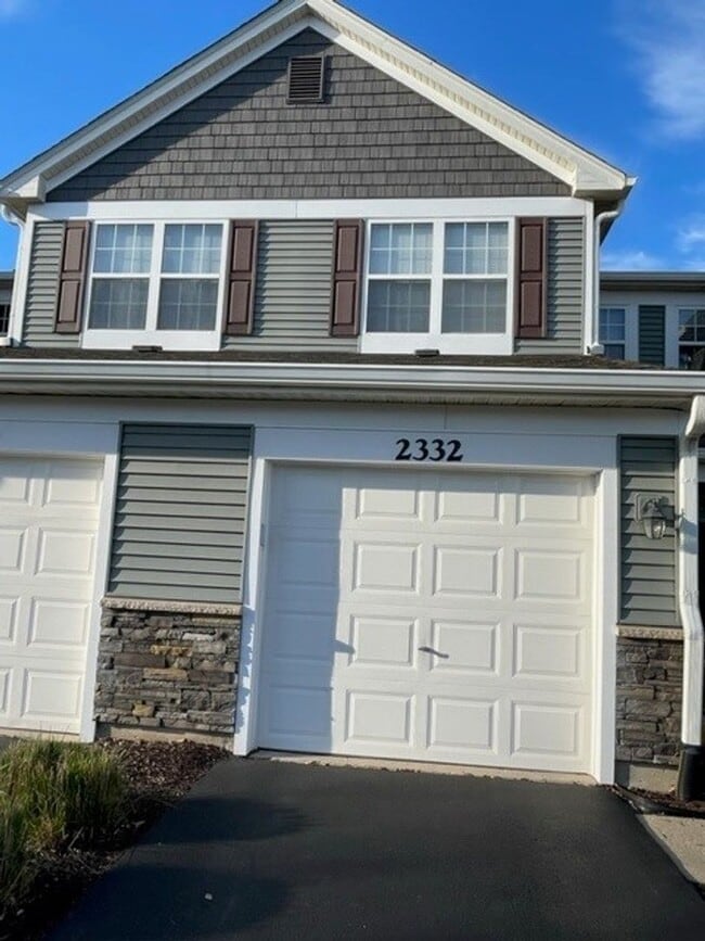 Building Photo - beautiful 2 bed 2.5 Bath spacious town home