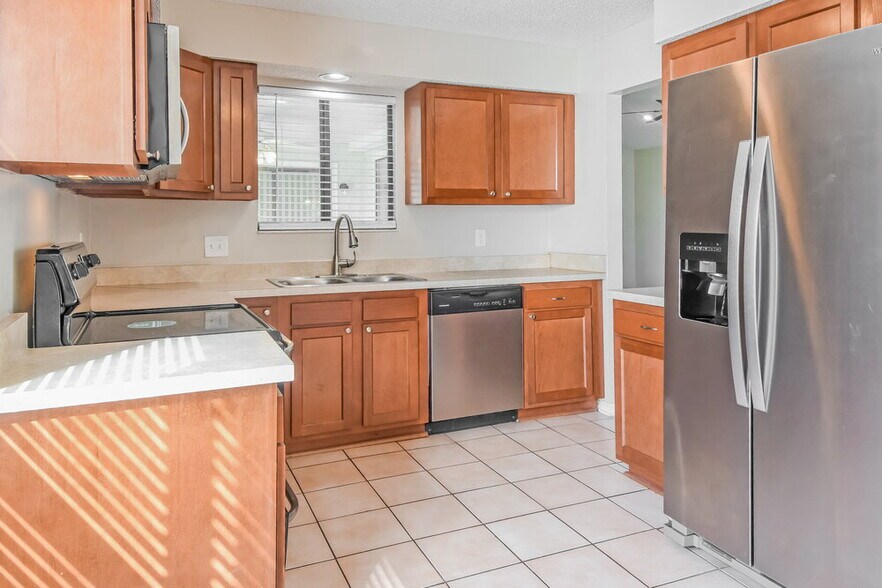 Building Photo - 8850 Cherry Hill Dr