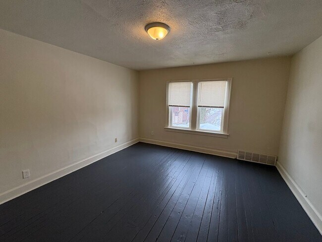 Building Photo - 378 E 156th St