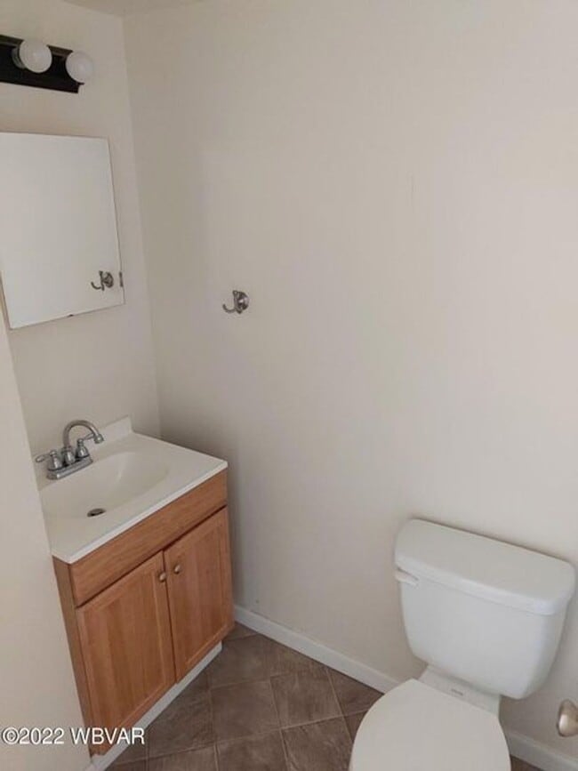 Building Photo - Spacious home