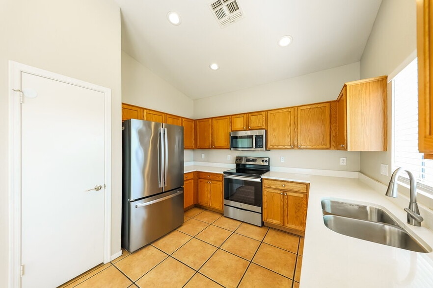 Building Photo - 3915 W Buckskin Trail