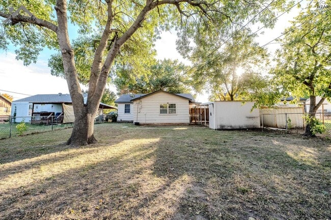 Building Photo - 2920 Featherston Ave