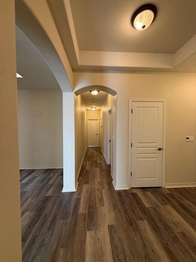 Building Photo - Beautiful Bradley Square Single Story Home With Easy Access to Shopping/101 Frwy