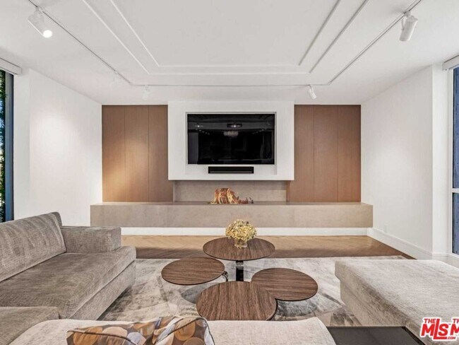 Building Photo - 1100 Alta Loma Rd