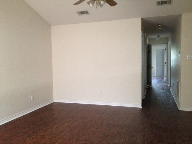 Building Photo - PET FRIENDLY! PRICED RIGHT! SUBLEASE AVAILABLE! NO DEPOSIT!
