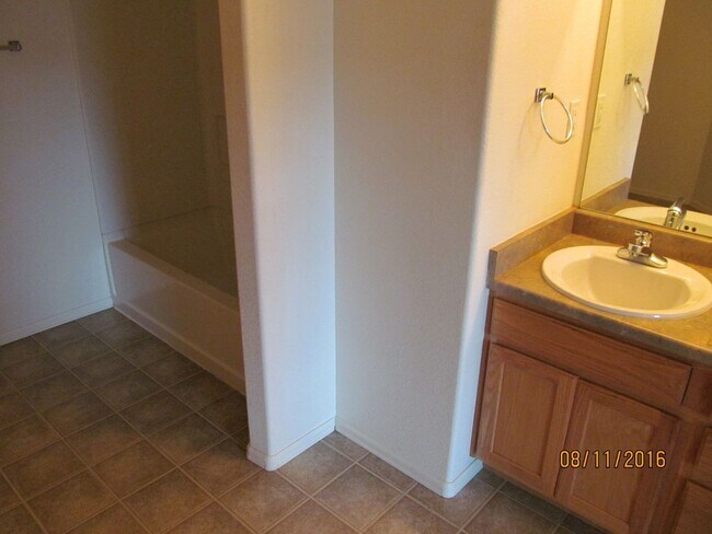 Building Photo - FEELS LIKE HOME! 2BD CONDO with MOUNTAIN VIEWS - Security Deposit Waiver Available