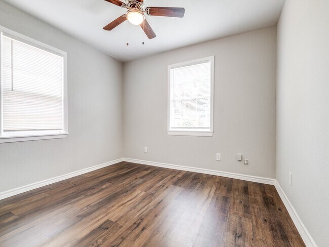 Building Photo - 411 Gober St