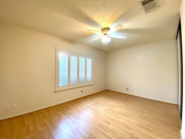 Building Photo - 10038 Silverbrook Pl