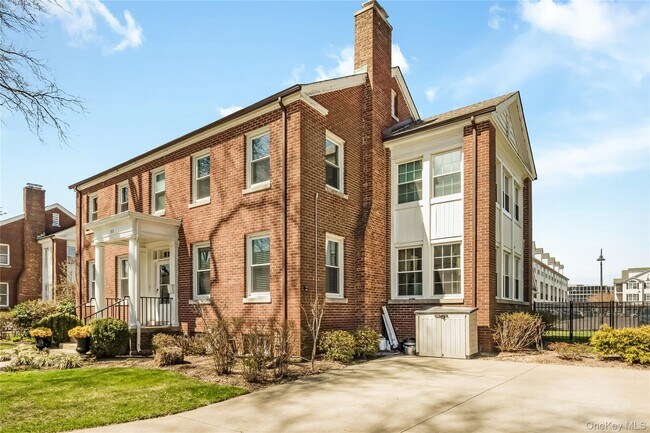 Building Photo - 312 Ellington Ave E