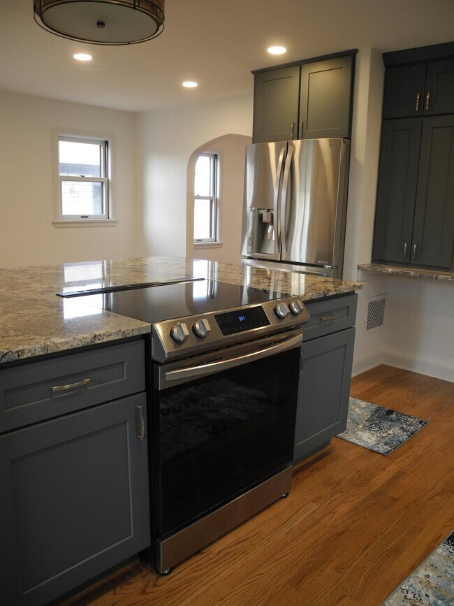 Kitchen - 946 W Shore Dr
