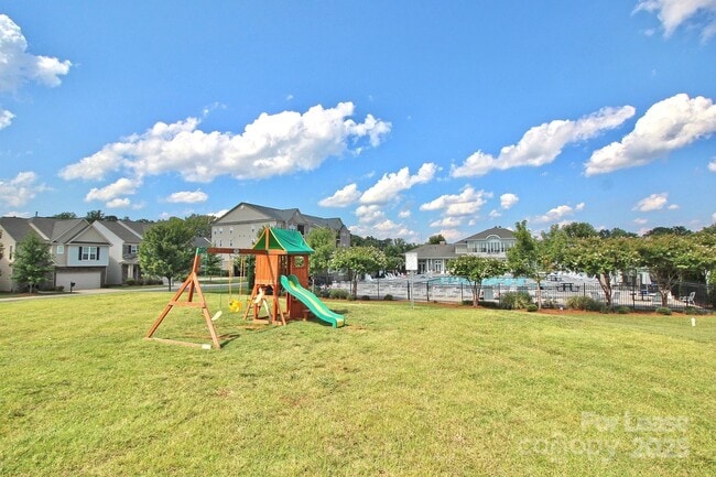 Building Photo - 2559 Royal York Ave