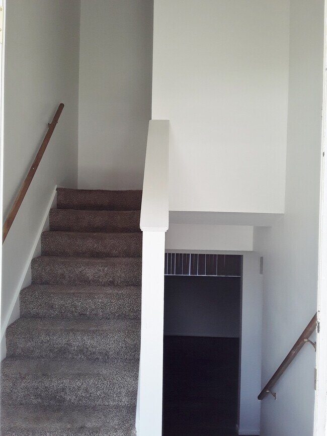 Entry - 212 Juniper St N