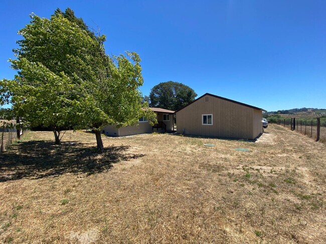 Building Photo - Private, Gated and Views -2 Bdm 2 Bath Gra...