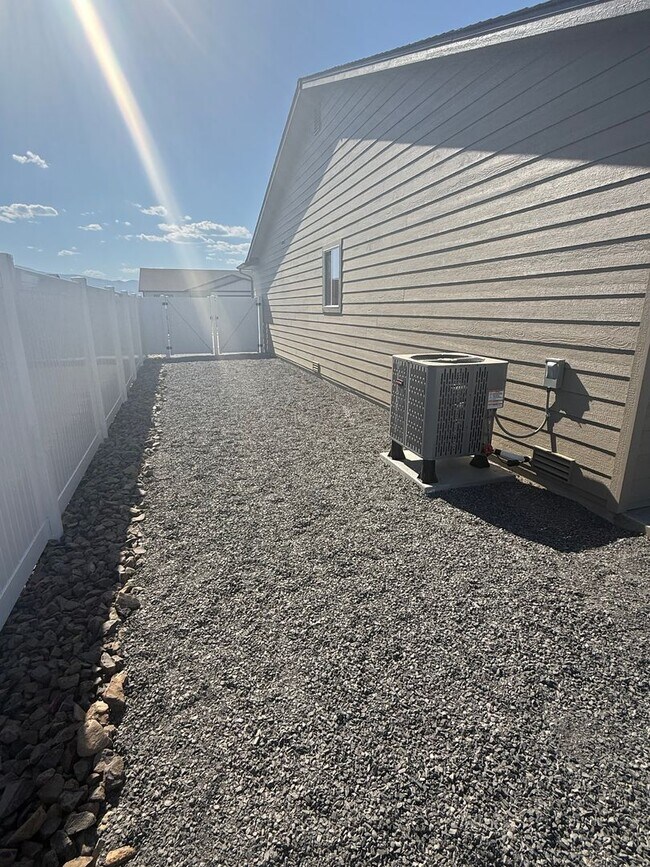 Building Photo - New Construction 3 bed, 2 bath!