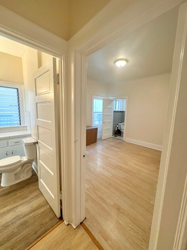 Building Photo - 420 S Berendo St