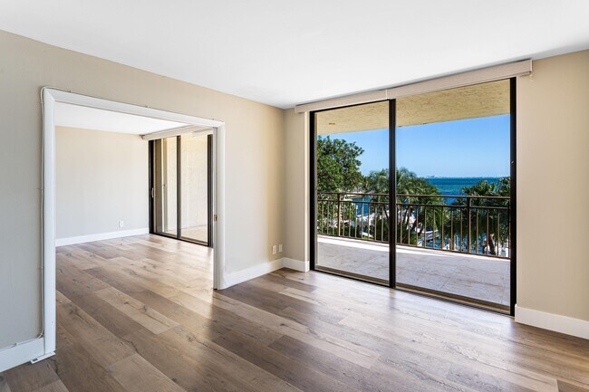 Building Photo - 1632 S Bayshore Ct