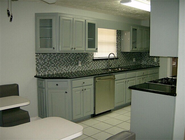 Building Photo - 5815 Farwell Dr