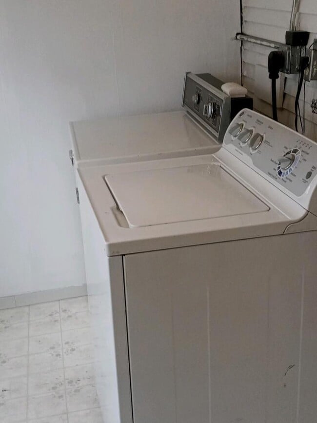 Building Photo - 110 S 11th St