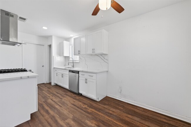 Building Photo - 23567 Pine Forest Dr