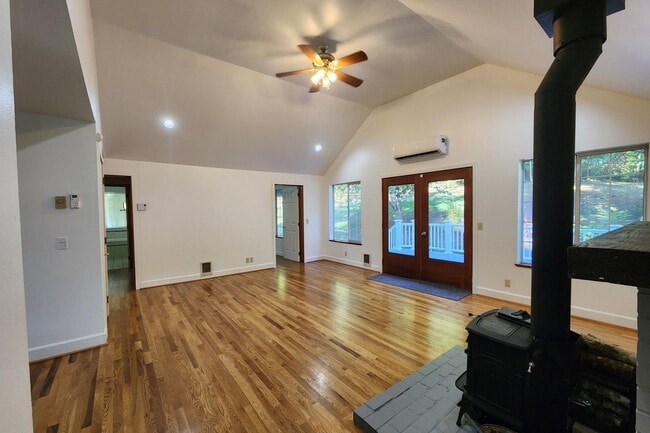 Building Photo - 8542 Battle Point Dr NE