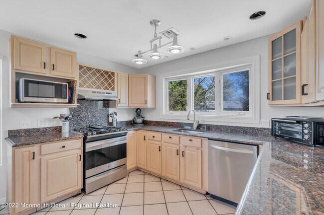 Building Photo - 1205 Roseld Ave
