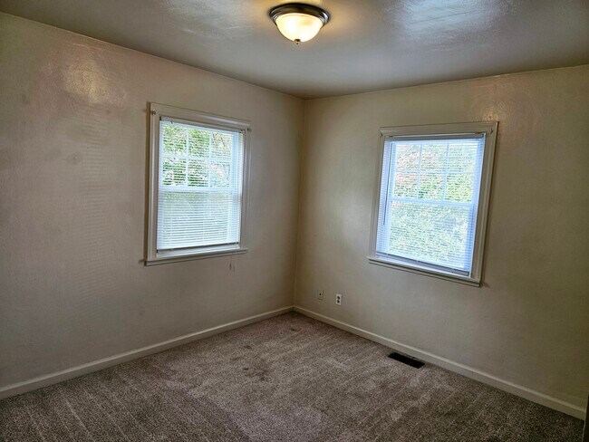 Building Photo - 3002 Woodrow St