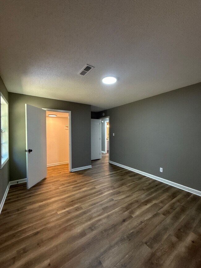 Building Photo - 1115 Berrywood Ave