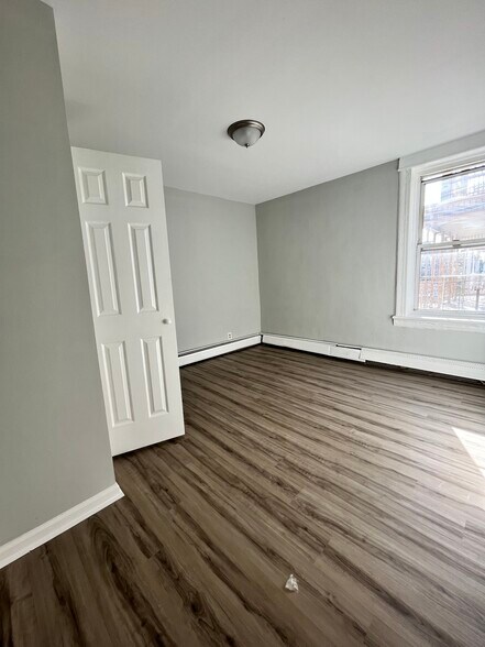 184 Garfield Ave 3 - 180 Garfield Ave