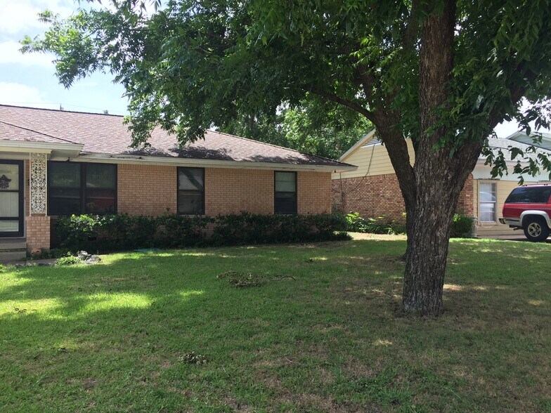 Building Photo - 1512 meandering way