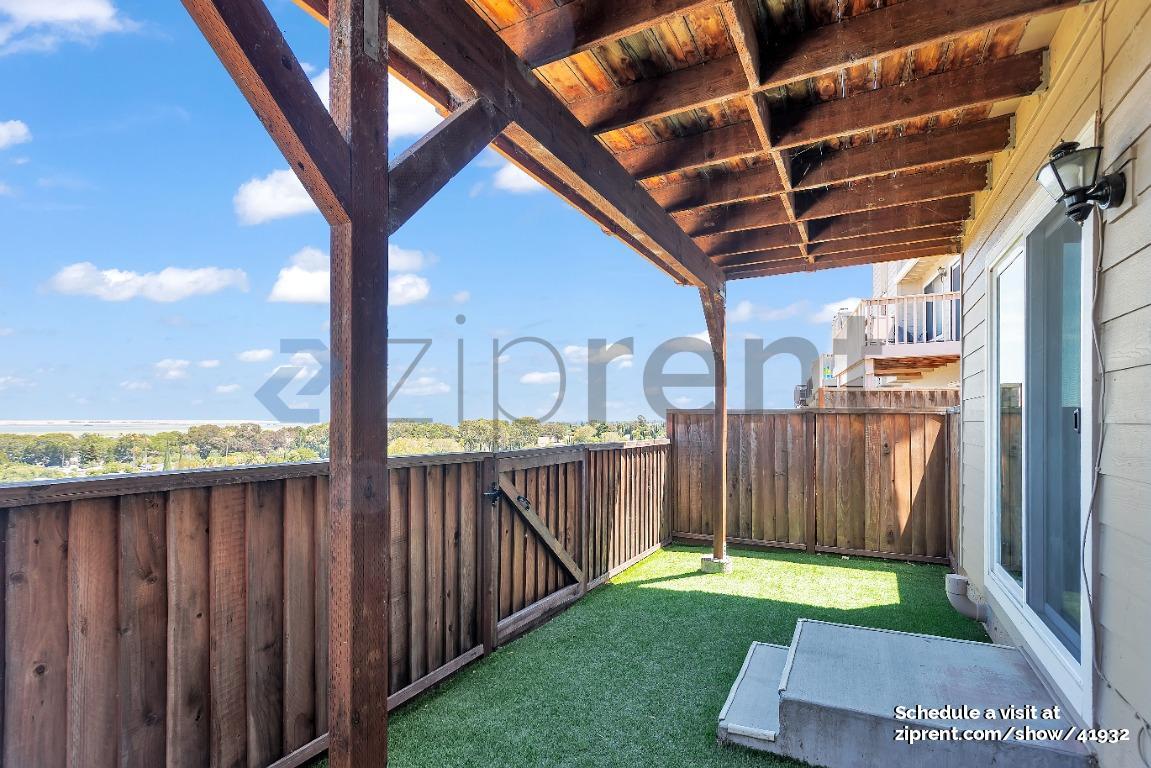 Building Photo - 527 Bustos Pl