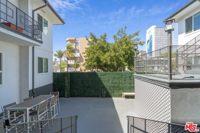 Building Photo - 702 S St Andrews Pl