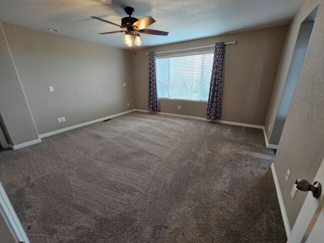 Building Photo - Beautiful 5 Bedroom, 3.5 Bath, 4 Car Garag...