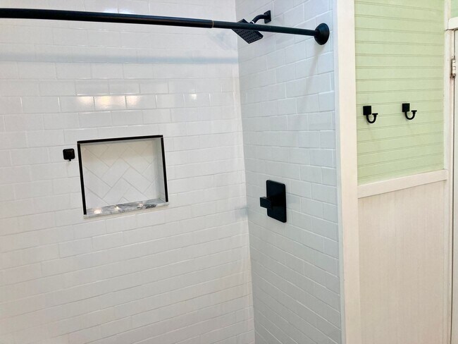 Building Photo - Crystal River Cottage!