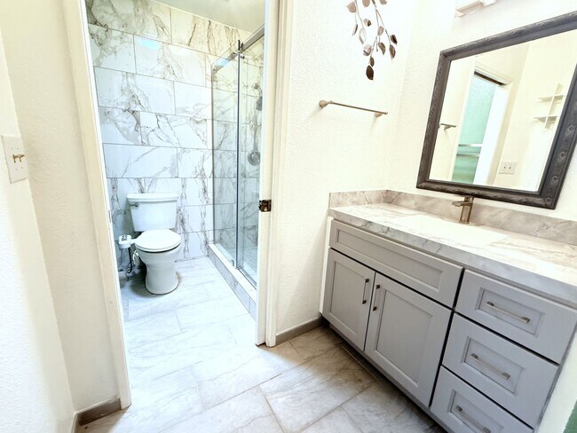 Building Photo - 208 Grovewood Loop N