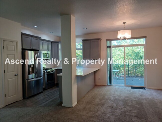 Building Photo - 3 Bed Townhome 1 Car Garage Backs to Green...