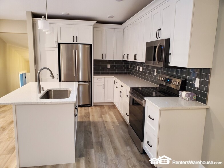 Building Photo - 5531 Pompano Dr