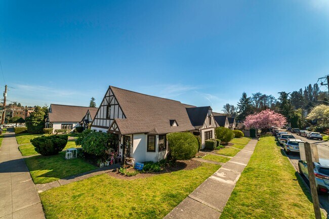 Building Photo - 1 Bedroom 1 Bath Townhome close to University Village!