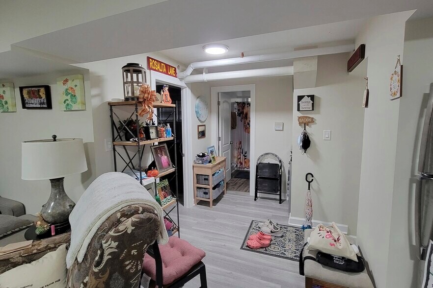 Building Photo - 727 W Roscoe St